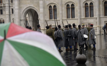 Március 15. - Felvonták a nemzeti lobogót az Országház előtt