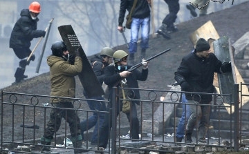 Ukrán válság - Ellenzéki tüntetők a kijevi kormánynegyedet ostromolják - evakuálások, halottak 
