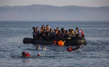 Több mint ezer migránst mentettek meg egy nap alatt a Földközi-tengeren