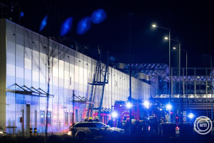 Akkumulátoralkatrész-gyárhoz riasztották a tűzoltókat Debrecenben