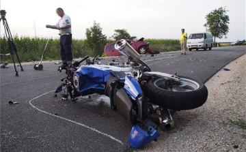 Frontális ütközés, meghalt a motoros