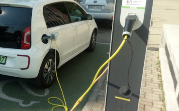 Öt év alatt négyszeresére nő az elektromos autók száma