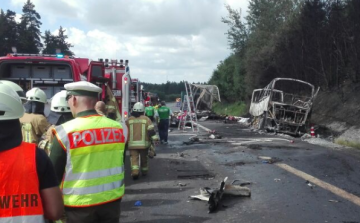 Kiégett egy busz Bajorországban, sok embert nem találnak