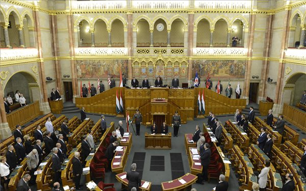 Több mint négy órában tárgyalhat a Parlament az uniós pénzekről