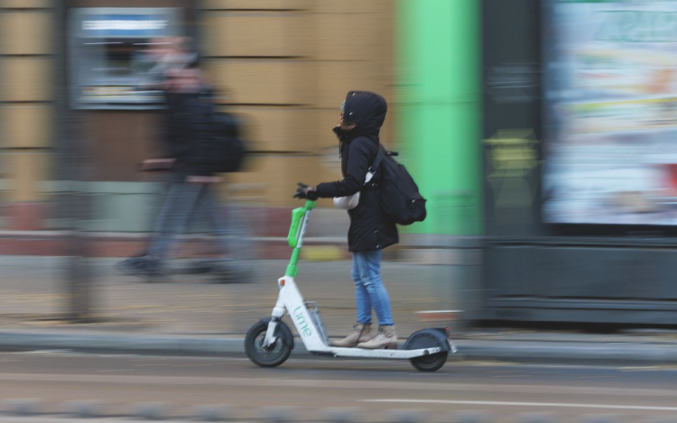Vitézy Dávid már a KRESZ módosítása előtt szabályozná az elektromos rollerek közlekedését