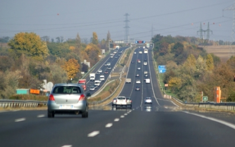 Egy kanapé akadályozza a forgalmat az M7-esen