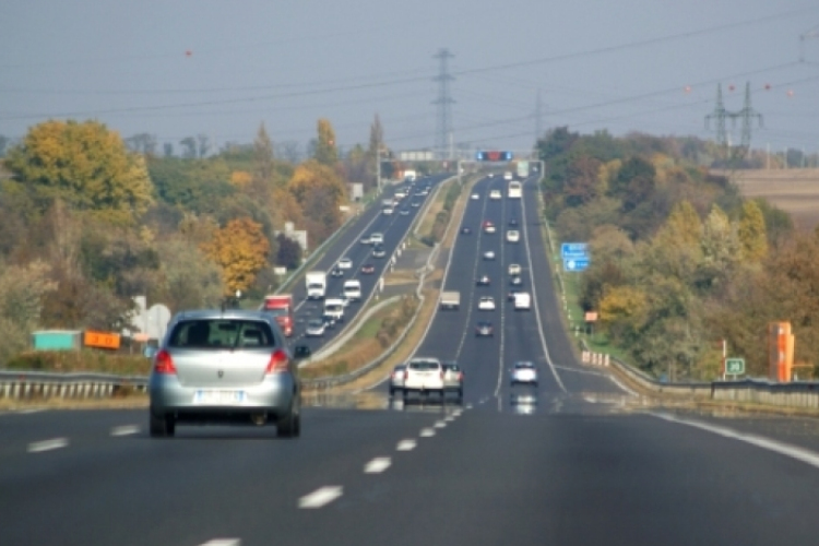 Egy kanapé akadályozza a forgalmat az M7-esen