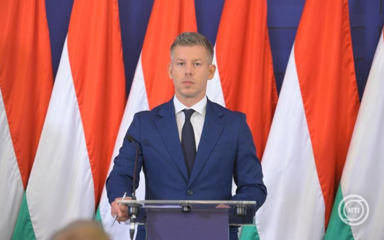 Magyar Péter: a kormány nevében benyújtottam az Alaptörvény 17. módosítását