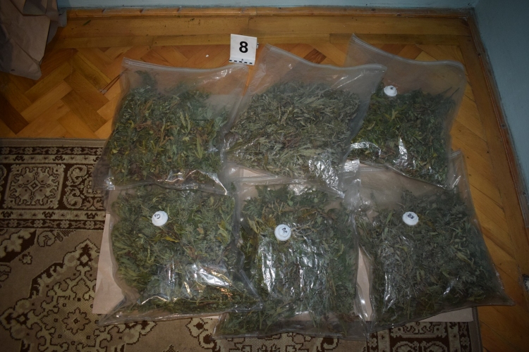 Csaknem nyolc kiló droggyanús anyagot foglaltak le egy pécsi lakásban