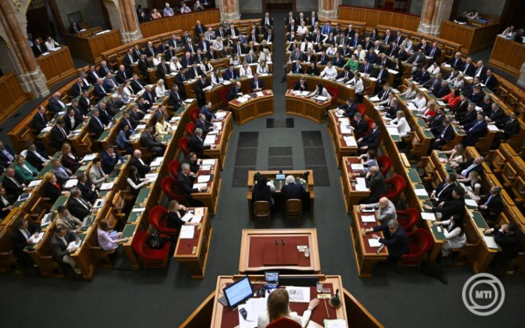 OGY - Elfogadhatja az alaptörvény tizenhatodik módosítását a parlament