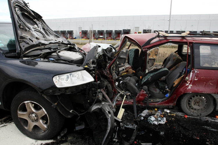 Karcagi baleset – A hatóságok egyelőre nem közölnek részleteket a baleset körülményeiről